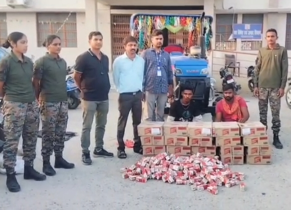 ट्रॉली में बने गुप्त तहखाने से शराब बरामद, दो तस्कर गिरफ्तार
