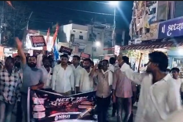 नीट और सीबीएसई पेपर लीक के विरोध में एनएसयूआई-यूथ कांग्रेस का मशाल जुलूस