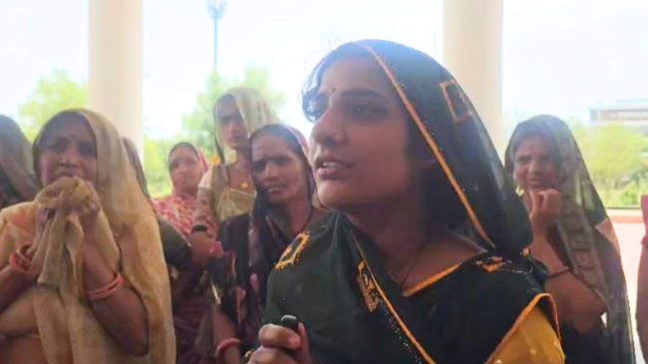 दबंगों के अतिक्रमण से बंद हुआ किसानों का रास्ता, 40 से अधिक परिवारों ने कलेक्टर से लगाई गुहार