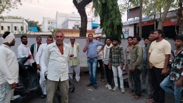 बड़वानी: रात में डंपरों की आवाजाही को लेकर विवाद, सरपंच पर एफआईआर से भड़का आक्रोश