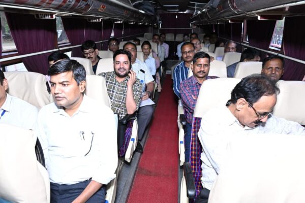 शिवपुरी में सादगी और सुशासन की पहल, रात्रि चौपाल के लिए अधिकारी बस से रवाना
