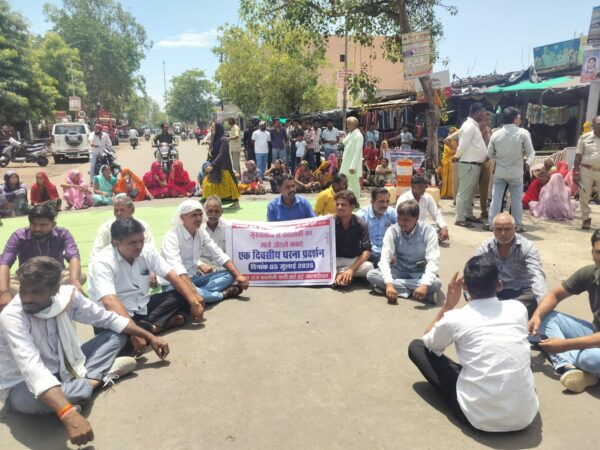 कालपीपल में सड़क की मांग को लेकर फूटा लोगों का गुस्सा, चक्काजाम कर शुरू किया अनिश्चितकालीन आंदोलन