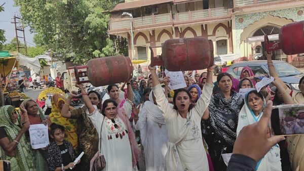 रसोई गैस सिलेंडर की कीमत बढ़ोतरी के खिलाफ महिला कांग्रेस का प्रदर्शन, सरकार पर साधा निशाना