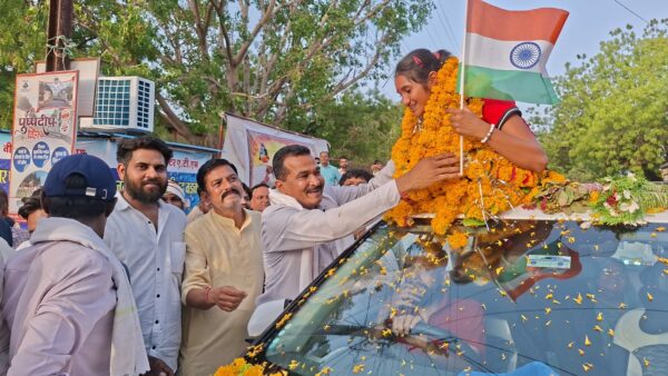 बड़वानी: एशिया कप में कांस्य पदक जीतकर लौटी स्नेहा दावदे का भव्य स्वागत, शहर में उत्सव जैसा माहौल