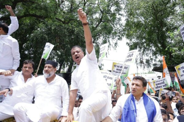 दिल्ली में कांग्रेस का सत्याग्रह, जंतर-मंतर पर प्रदर्शन के दौरान पुलिस से झड़प