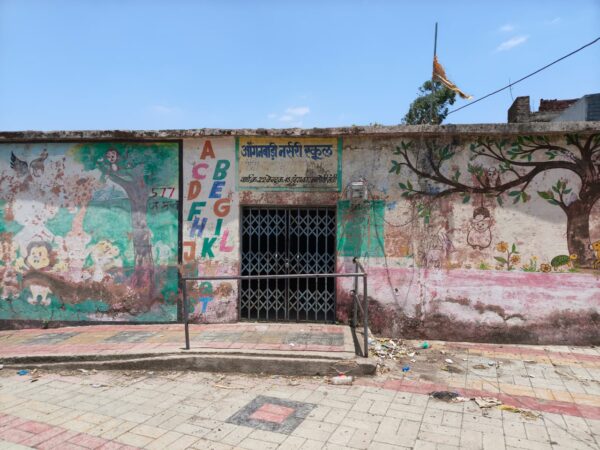 40 डिग्री गर्मी में जूझता आंगनबाड़ी केंद्र, तीन महीने से बिजली ठप