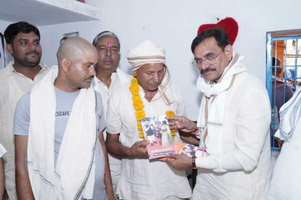 पन्ना में लाभार्थियों से मिले सांसद वीडी शर्मा, बोले- मोदी सरकार के 12 साल विकास और जनकल्याण के