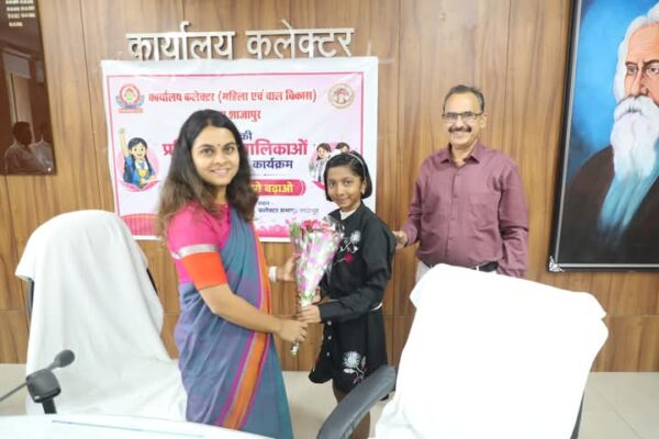 शाजापुर में 41 प्रतिभावान बालिकाओं को मिली प्रोत्साहन राशि, कलेक्टर ऋजु बाफना ने किया सम्मानित