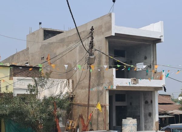 बुधनी में 63 साल पुराने बिजली पोल को हटाने पर विवाद, 24 घंटे में विभागीय कार्रवाई पर उठे सवाल