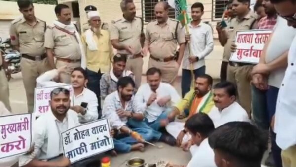 श्योपुर में बीजेपी कार्यालय के बाहर कांग्रेस का विरोध प्रदर्शन, पुलिस और नेताओं के बीच हुई नोकझोंक