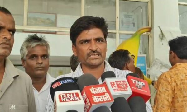 प्रस्तावित कल्याण डैम के विरोध में किसानों का प्रदर्शन, कलेक्टर को सौंपा ज्ञापन