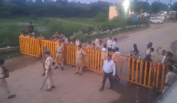 मूंग खरीदी की मांग पर किसानों का भोपाल कूच उग्र, बुधनी में बैरिकेड हटाए; पुलिस से झड़प