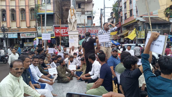 दिल्ली में हुए लाठीचार्ज के विरोध में बुरहानपुर में हुआ धरना प्रदर्शन