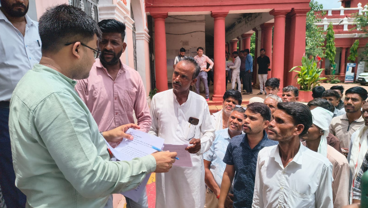 पत्थर क्रेशर के खिलाफ ग्रामीणों का मोर्चा, धूल-प्रदूषण और ब्लास्टिंग से परेशान किसानों ने लीज निरस्त करने की मांग