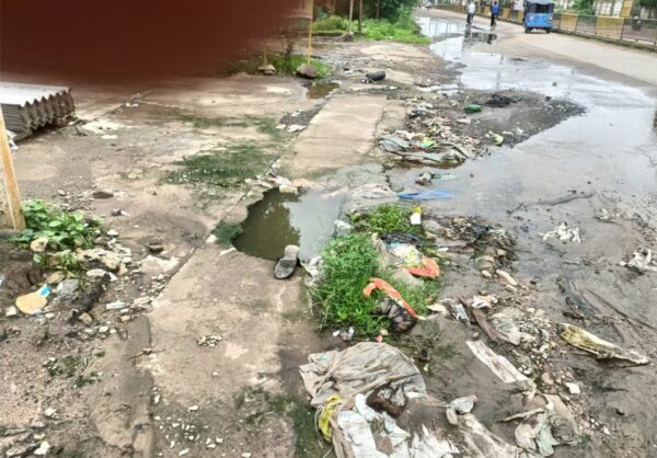 बदहाल सफाई व्यवस्था: महीनों से चोक नाला, सड़क पर बह रहा गंदा पानी