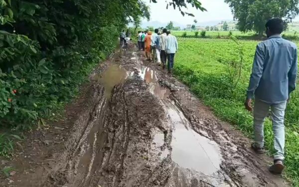 70 साल से बदहाल बसाली-कुंडिया सड़क! ग्रामीणों का फूटा गुस्सा, आंदोलन की चेतावनी