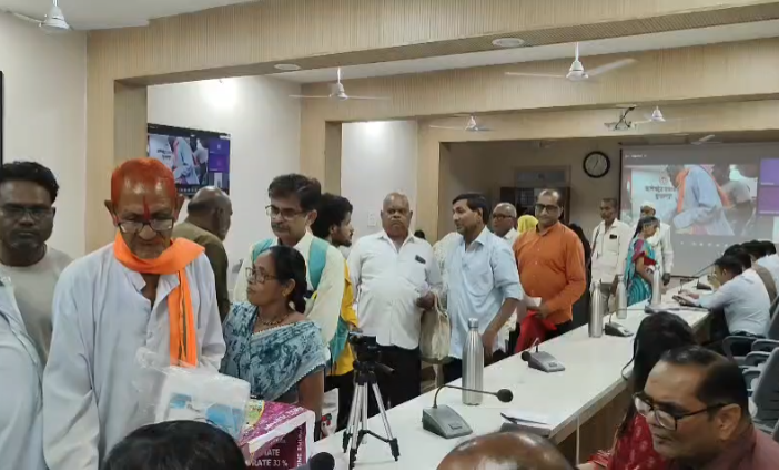जनसुनवाई डेढ़ घंटे देरी से शुरू, इंतजार से नाराज हुए शिकायतकर्ता