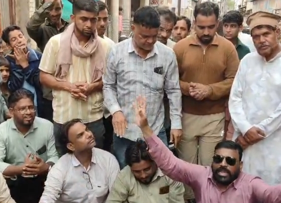बुरहानपुर में जलभराव के खिलाफ अनोखा ‘जल आंदोलन’, कीचड़ में बैठे पार्षद, नगर निगम पर लगाए गंभीर आरोप