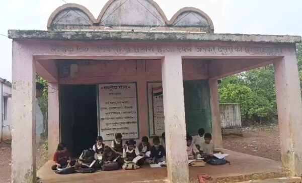 बालाघाट: जर्जर स्कूल भवन ने बढ़ाई चिंता, बरामदे और घर में पढ़ाई करने को मजबूर नौनिहाल