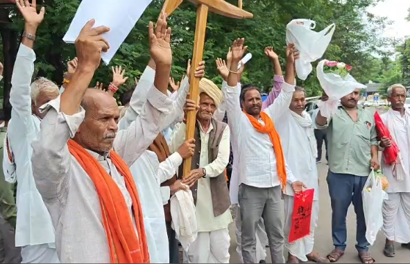 सीहोर के किसानों का भोपाल में प्रदर्शन, जर्जर बिजली लाइनों को लेकर ऊर्जा मंत्री को सौंपा ज्ञापन