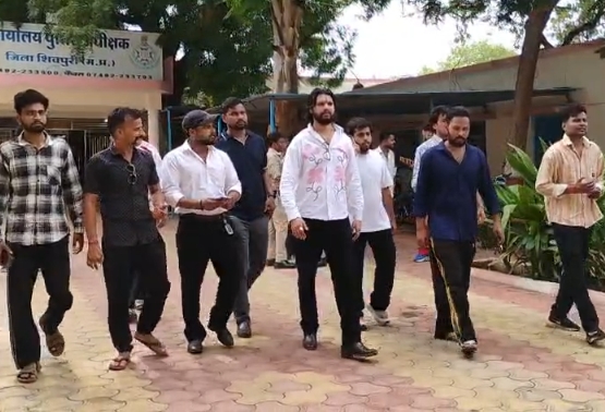 हिंदू देवी-देवताओं पर कथित आपत्तिजनक टिप्पणी के विरोध में करणी सेना ने सौंपा ज्ञापन, कार्रवाई की मांग