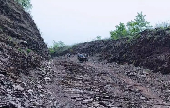 पन्ना के मड़वा घाट मार्ग का निर्माण अधूरा, हजारों ग्रामीणों की बढ़ी परेशानी