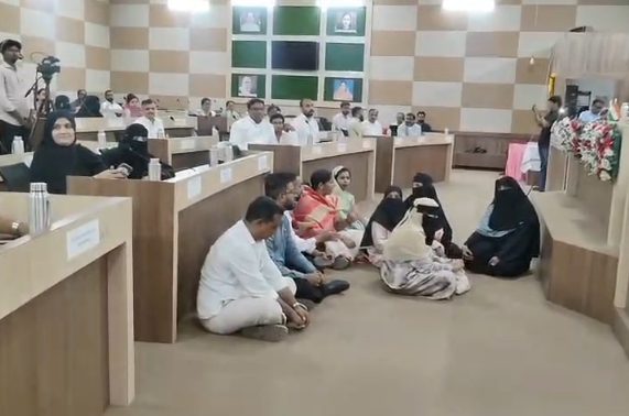 बुरहानपुर नगर परिषद बैठक में जल आवर्धन योजना को लेकर हंगामा, पार्षद धरने पर बैठे
