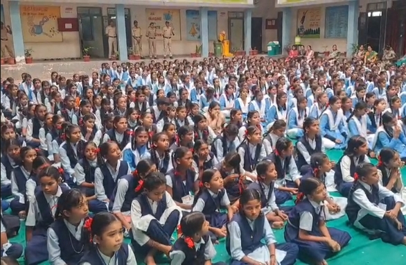 खंडवा में ‘नशे से दूरी है जरूरी 2.0’ अभियान की शुरुआत, छात्राओं ने लिया नशामुक्ति का संकल्प