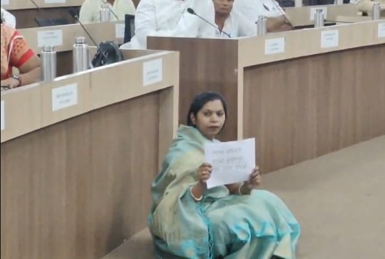 बुरहानपुर नगर परिषद बैठक में हंगामा, सहायक आयुक्त को हटाने की मांग पर पार्षद धरने पर बैठीं