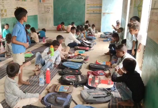 बुरहानपुर: घाघरला स्कूल में 240 बच्चों पर सिर्फ 4 शिक्षक, एक शिक्षिका ने संभाली 8 कक्षाएं