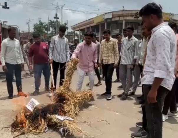 खंडवा: एबीवीपी ने एनएसयूआई पदाधिकारी के खिलाफ किया विरोध प्रदर्शन, पुतला दहन कर सख्त कार्रवाई की मांग