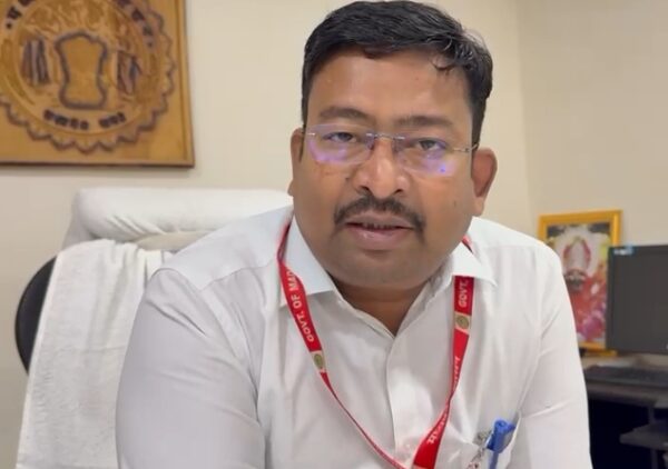 सड़क के बीचोंबीच बिजली का खंभा, फिर भी बन गई सीसी रोड: मैहर के जल्हा गांव में निर्माण कार्य पर उठे सवाल