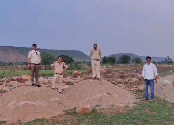 शिवपुरी में अवैध रेत उत्खनन पर बड़ी कार्रवाई, 400 ट्रॉली रेत जब्त