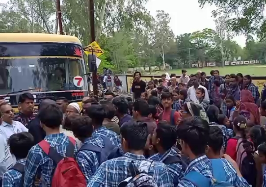 शाजापुर में सीएम राइज संदीपनी स्कूल की बस व्यवस्था पर हंगामा, अभिभावकों ने किया चक्काजाम