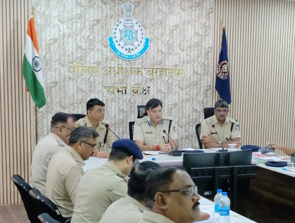 बुरहानपुर में डीआईजी सिद्धार्थ बहुगुणा की अपराध समीक्षा बैठक