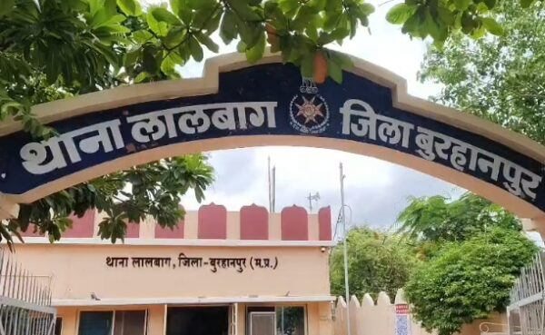 बुरहानपुर में मजदूरी के पैसे मांगने पर खूनी संघर्ष, दबंगों के हमले में तीन लोग ICU में भर्ती