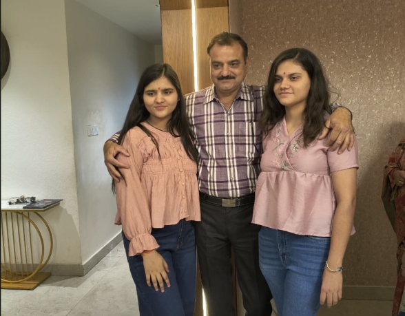 टीकमगढ़ की जुड़वा बहनों अंशिता-अंशिका ने NEET में हासिल की सफलता, पलेरा का बढ़ाया गौरव
