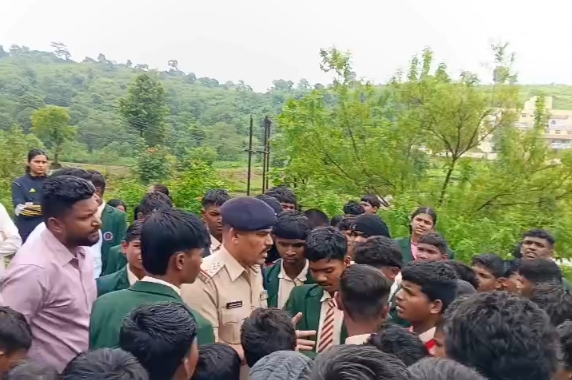 छिंदवाड़ा के एकलव्य विद्यालय में खराब भोजन को लेकर छात्रों का प्रदर्शन, कलेक्टर से मिलने की मांग छिंदवाड़ा के एकलव्य विद्यालय में खराब भोजन को लेकर छात्रों का प्रदर्शन, कलेक्टर से मिलने की मांग
