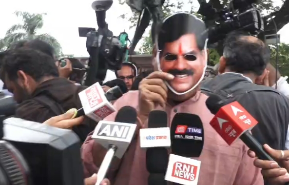 मध्य प्रदेश विधानसभा में कांग्रेस का अनोखा प्रदर्शन, नेताओं के मुखौटे पहनकर सरकार पर साधा निशाना
