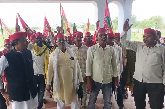 पन्ना में आदिवासी पूजा स्थल की जमीन पर शादी हॉल निर्माण का विरोध, सपा ने कलेक्ट्रेट में सौंपा ज्ञापन
