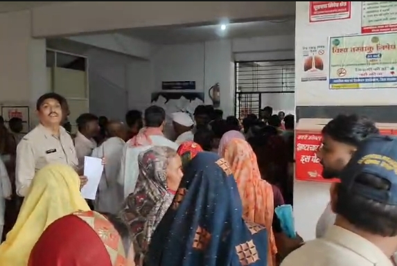 बुरहानपुर में PM आवास योजना में भ्रष्टाचार के आरोप, खकनार कला के ग्रामीणों ने कलेक्टर को सौंपा ज्ञापन