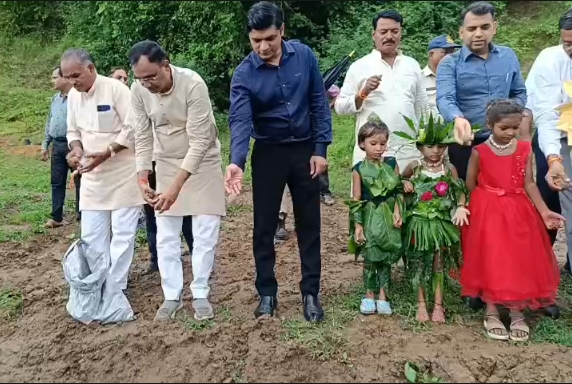 नर्मदापुरम में पर्यावरण संरक्षण की अनोखी पहल, एक दिन में बिखेरी गईं 2 लाख से अधिक सीड बॉल