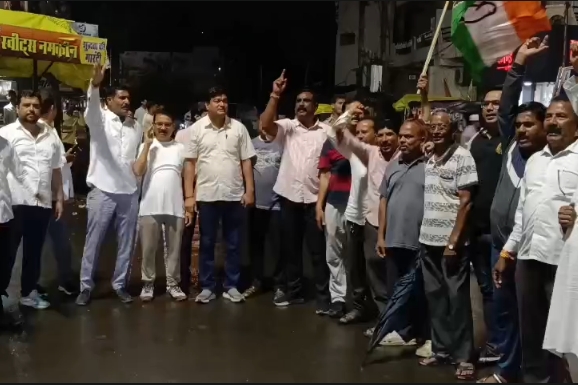 सीहोर में छात्रों पर लाठीचार्ज के विरोध में कांग्रेस का प्रदर्शन, केंद्र सरकार का फूंका पुतला