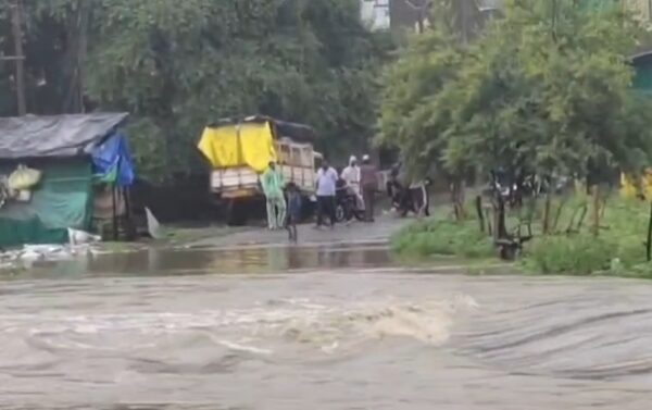 सीहोर के चरनाल गांव में पुल पर बह रहा पानी, जान जोखिम में डालकर निकल रहे ग्रामीण