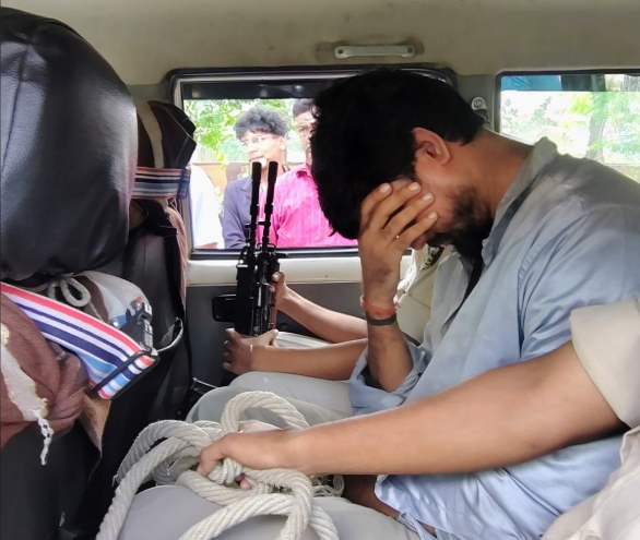 छपरा में सातवीं की छात्रा से अश्लील चैटिंग का आरोप, शिक्षक को पुलिस ने हिरासत में लिया