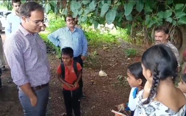 कटनी: सड़क किनारे कलेक्टर की लगी ‘पाठशाला’, बच्चों से पूछे पहाड़े और ABCD, कॉपी-पेन देकर बढ़ाया उत्साह