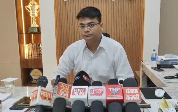 बुरहानपुर में नशा मुक्ति अभियान को मिली रफ्तार, स्कूलों और गांवों तक पहुंचा पुलिस का जनजागरण