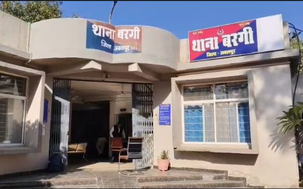 जबलपुर में खूनी विवाद: घर के बाहर टहल रहे युवक पर चाकू से हमला, एक की मौत