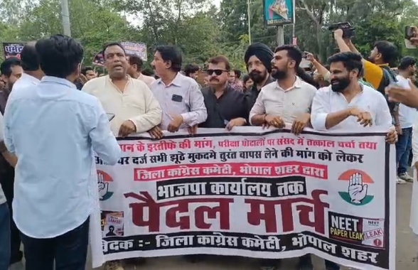 भोपाल में नीट पेपर लीक को लेकर कांग्रेस का विरोध प्रदर्शन, भाजपा कार्यालय की ओर पैदल मार्च