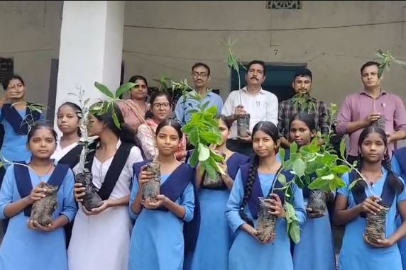 बांका में ‘एक पेड़ मां के नाम’ अभियान के तहत छात्राओं ने किया वृक्षारोपण